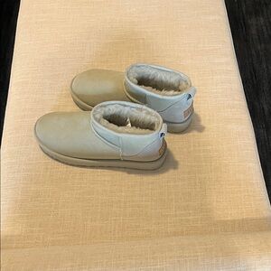 UGG Kids' Slippers in Light Gray